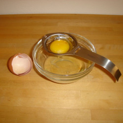 Æggedeler til rå æg.