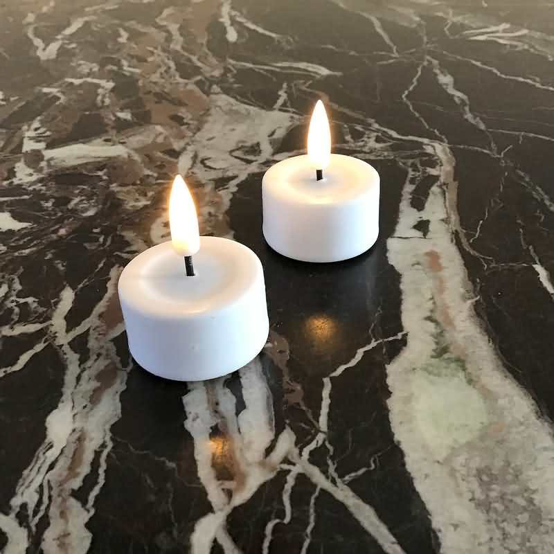 2 stk. fyrfadslys med real 3D flame, meget naturtro, batteri medfølger.