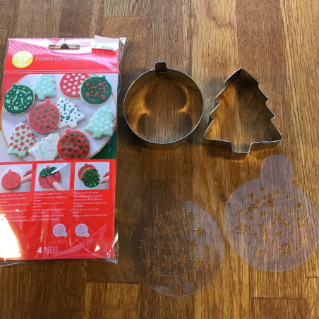 Juleudstikkeforme, en julekugle og et juletræ