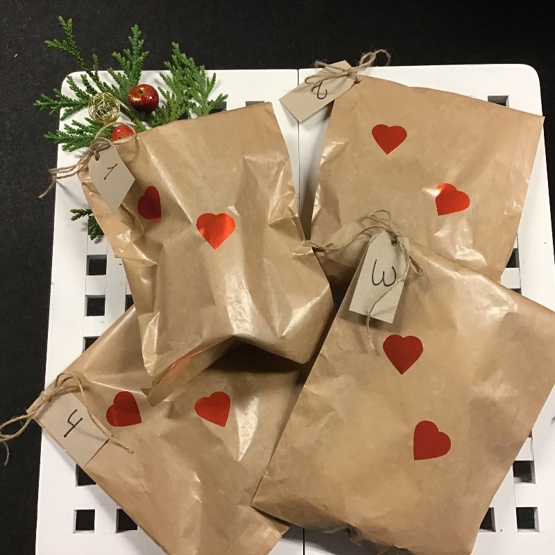 4 adventsgaver til hende. Gaver som er pakket ind og klar til at give.