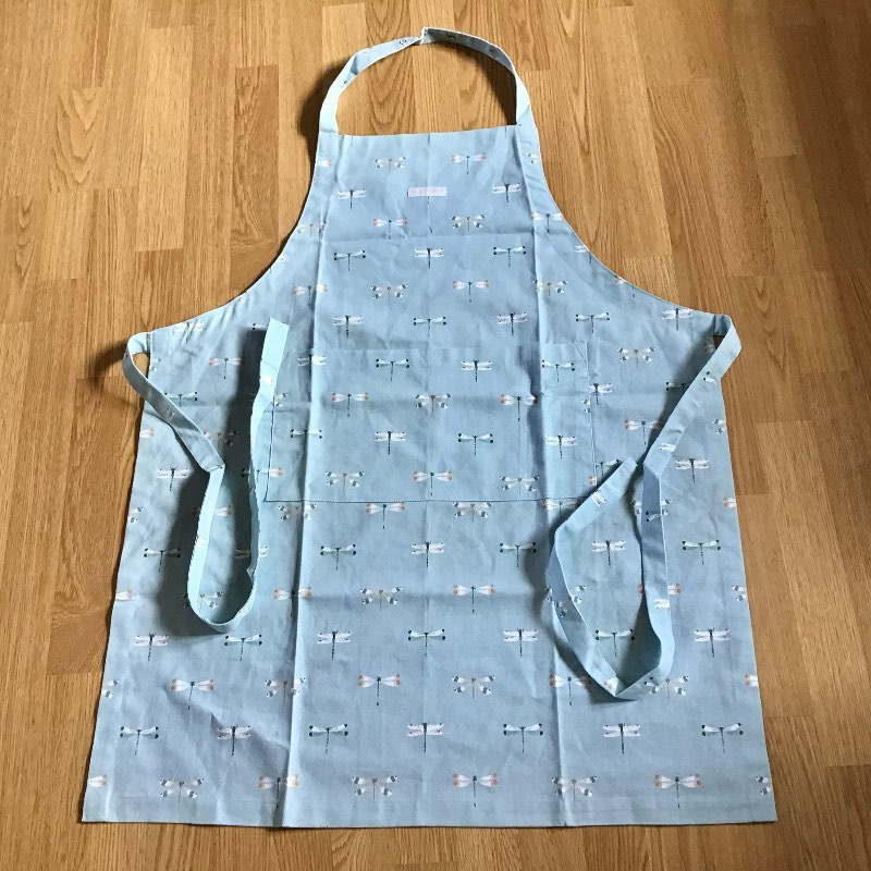 Smukt forklæde fra Sophie Allport med guldsmede. Forklæde i ren bomuld.