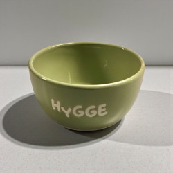 Skål i stentøj med teksten Hygge