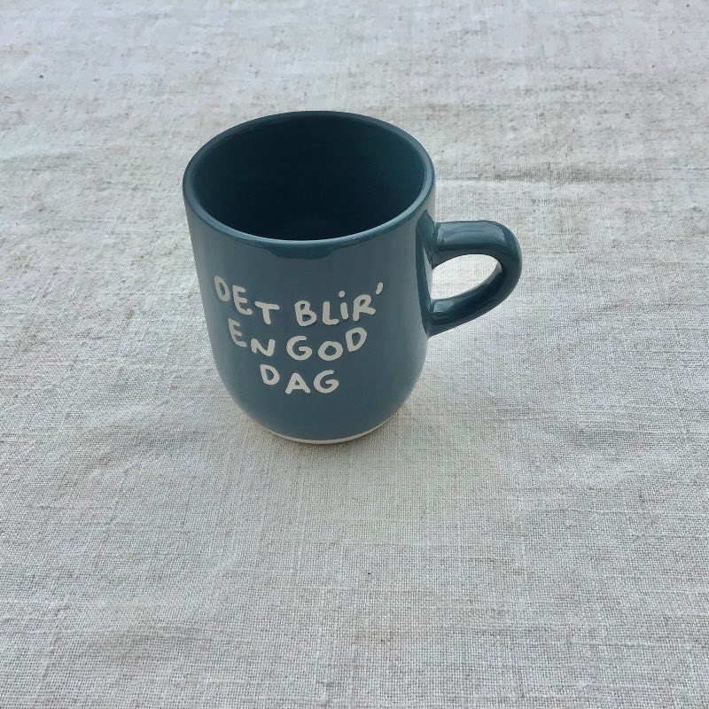 Krus i stentøj med tekst "Det blir en god dag"