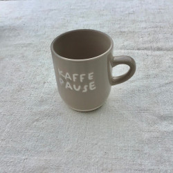 Krus med tekst "kaffepause"