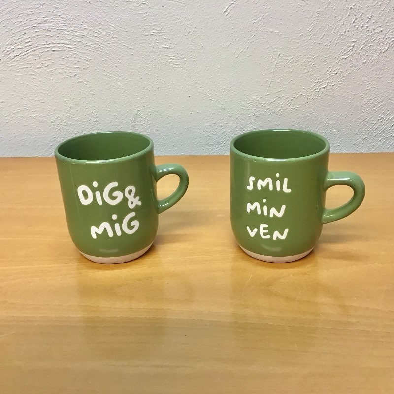 Krus i stentøj med teksten Smil min ven