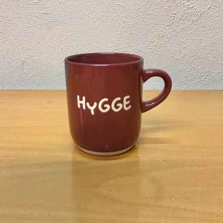 Krus med tekst "Hygge". Stentøjskrus i bordeaux rød farve.